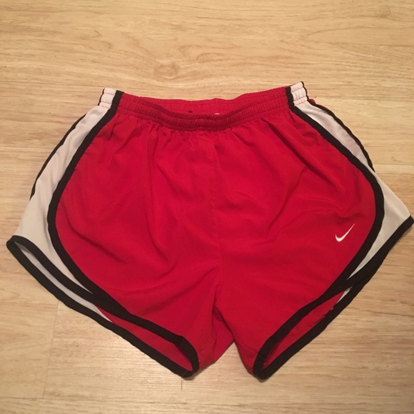 Black and red Nike Shorts - Picture 2 of 3
